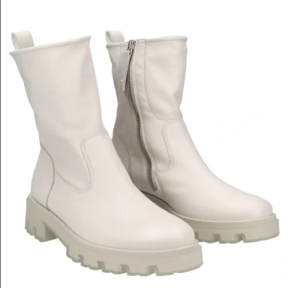 White/ off whleather boot. Brand new with Box Women’s US sizes. COLOR: Off white